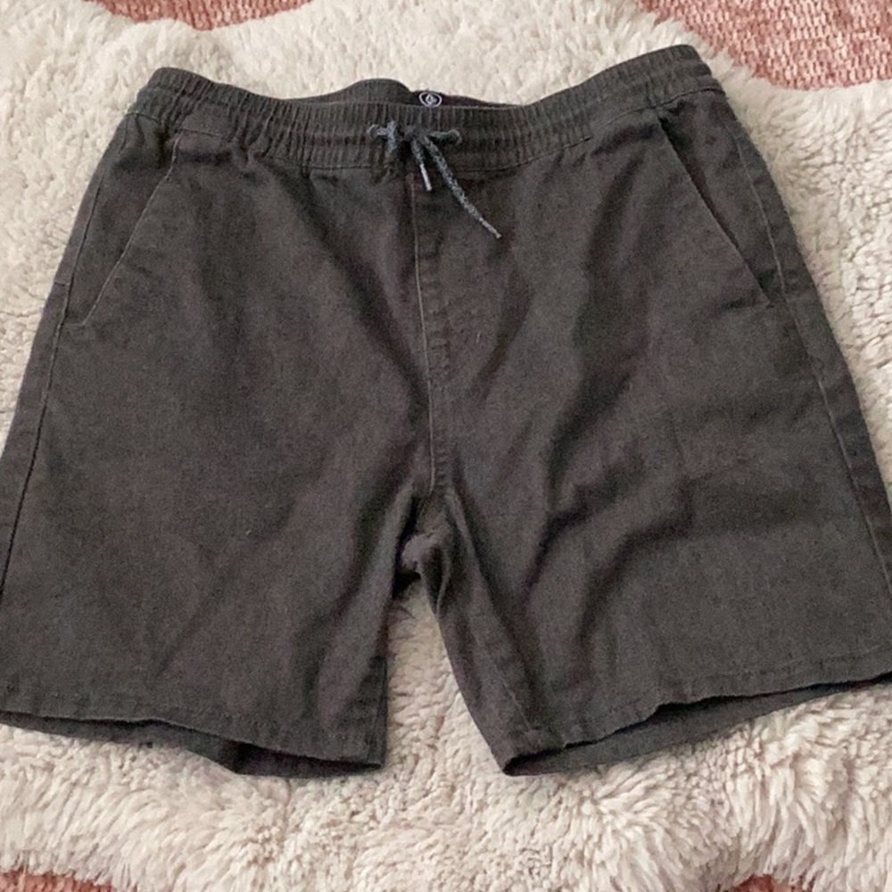 EUC Volcom Volleys